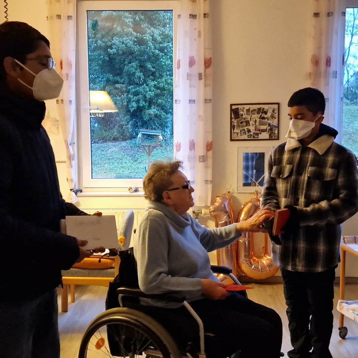 AMJ_Eppelheim's tweet photo. Kinder der AMJ Eppelheim (@atfal_de ) besuchten das @haus_edelberg Senioren-Zentrum . Sie hatten eine schöne gemeinsame Zeit. Die Senioren/-Innen waren sehr erfreut über diesen Besuch.
#liebeFüralleHassfürKeinen #MuslimefürFrieden
#Frieden #seniorenheim #generationenhaus https://t.co/UumTmyZbiI