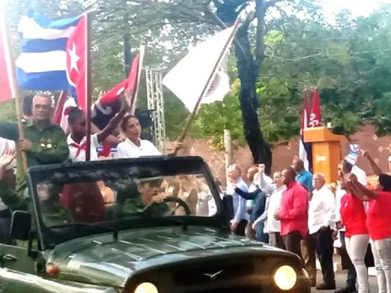 En presencia del presidente de la República, @DiazCanelB Díaz-Canel, partió hoy la Caravana de la Libertad desde Santiago de #Cuba 🇨🇺, a 65 años del acontecimiento 👉acortar.link/GEM7Qc