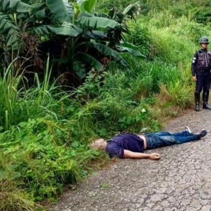 InforTvenezuela's tweet image. Un hombre fue asesinado a golpes en la cabeza en la entrada del sector La Soledad en Cariaco ,estado Sucre.
La víctima no portaba documentación y no ha sido identificado.
Funcionarios Policiales se trasladaron al sitio del suceso.
#Cicpc