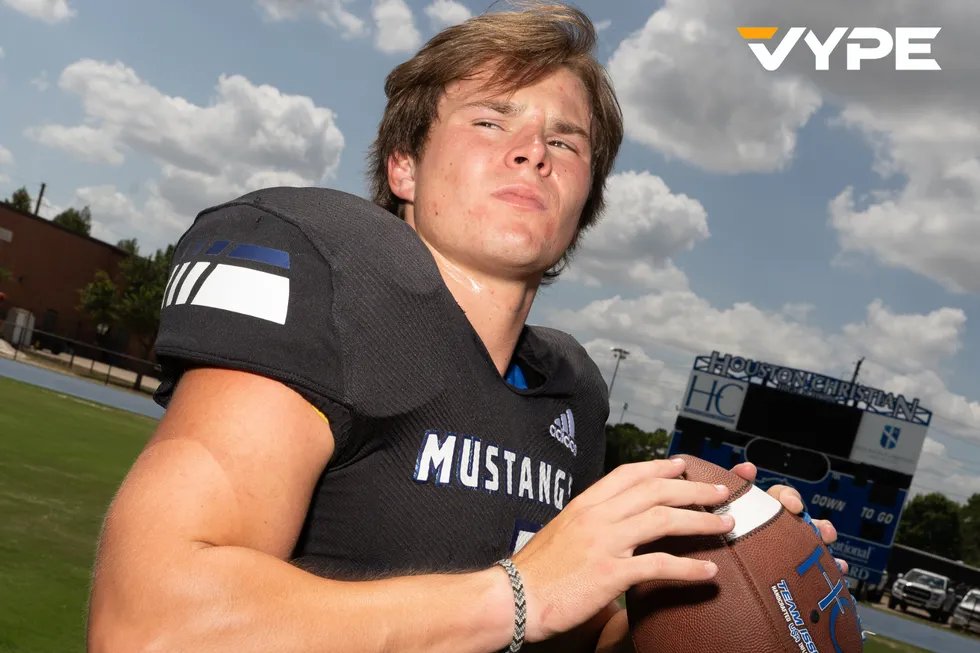 VYPE HOU Private School 🏈 Offensive Player Of The Year Fan Poll By @SunAndSkiSports! Voting until 11:59 pm Tuesday, Jan. 9th Nominees @BenzWarren76 @luke_edgecomb @Kadegulledge @ranucci_jackson @reececutrer24 @RjLee2007 AND MORE!! VOTE:vype.com/Texas/Tx-Priva…