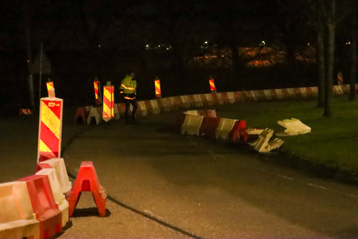 JeltePoppe's tweet photo. #StormHenk: Brandweer #Vlissingen weer druk doende met stormschade meldingen. Ook de gemeente #Vlissingen is ingezet om verkeersgeleiders van de weg te halen die om waren gewaaid. Ook is er een wandplaat losgeraakt en een verkeersbord gedeeltelijk los komen te zitten. https://t.co/QTaWscSkqv