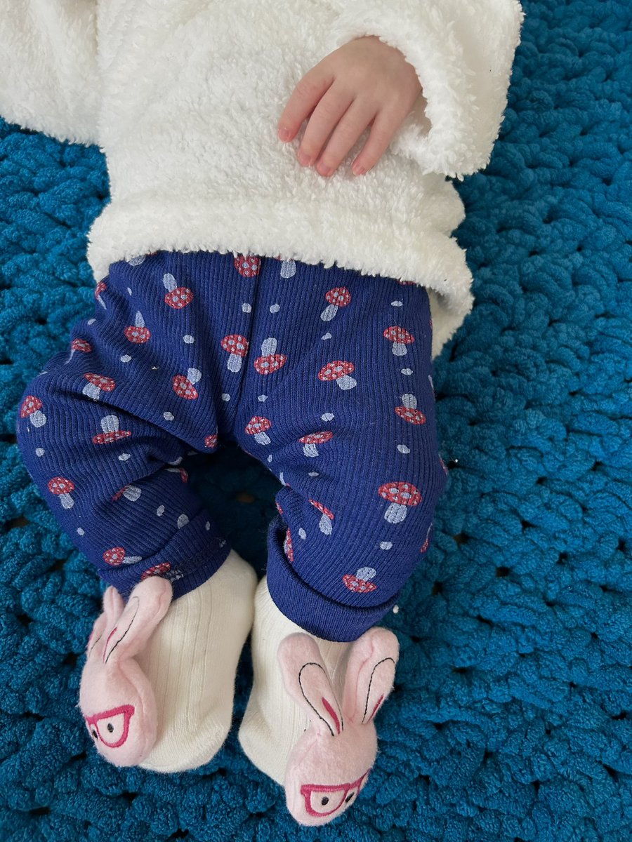zllfndk's tweet photo. Saçının telinden tut kirpiğininnn her bir tanesine hayran olacak kadar çok seviyorum seni canım kızımmm❤️ parmaklarınnnn, tadını hiç bilmediğim en güzel kokulu krakerler gibi 😍🥰 https://t.co/09xbAUVpPZ