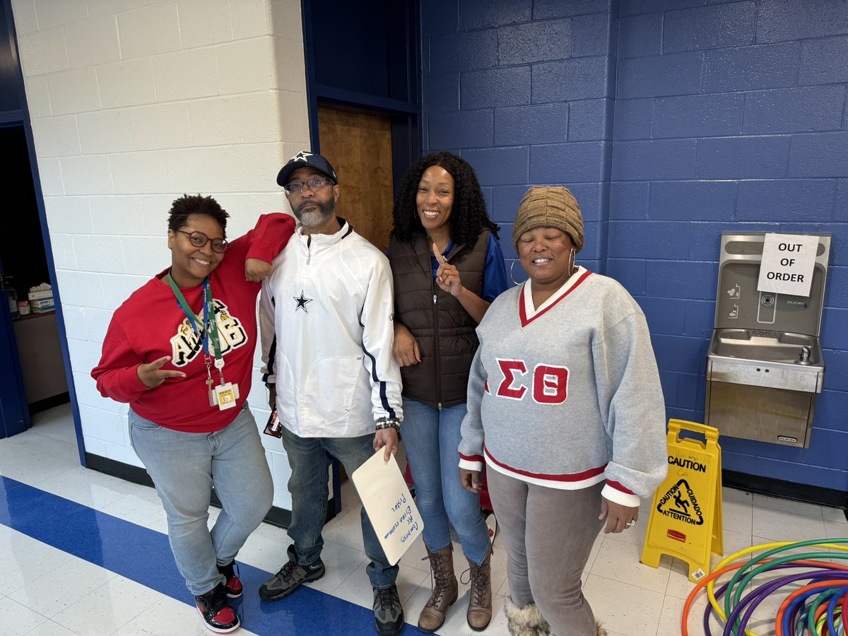 MWilson_PDWMS's tweet photo. Today was a good day to welcome back the @RandolphDolphin staff! Thanks Special Areas Team for the team builder! Congrats 2nd grade team on the WIN! @irunthepoint5 @JoslinGumbs @MarquilaMack @smalls_educator https://t.co/Kyjh0e6k4P