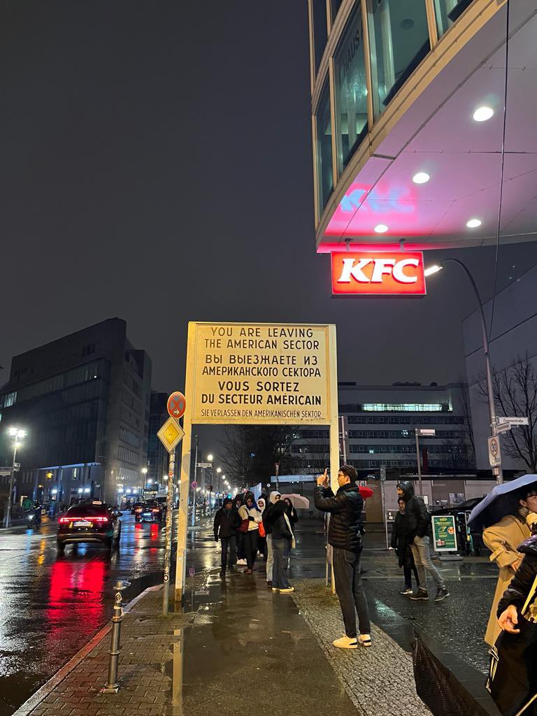 Wir sind endlich in Berlin! 🇩🇪 Mae ein disgyblion TGAU Almaeneg wedi cyrraedd Berlin o’r diwedd 🇩🇪 Our GCSE German pupils have enjoyed a busy first afternoon in Berlin #cyfle #joio