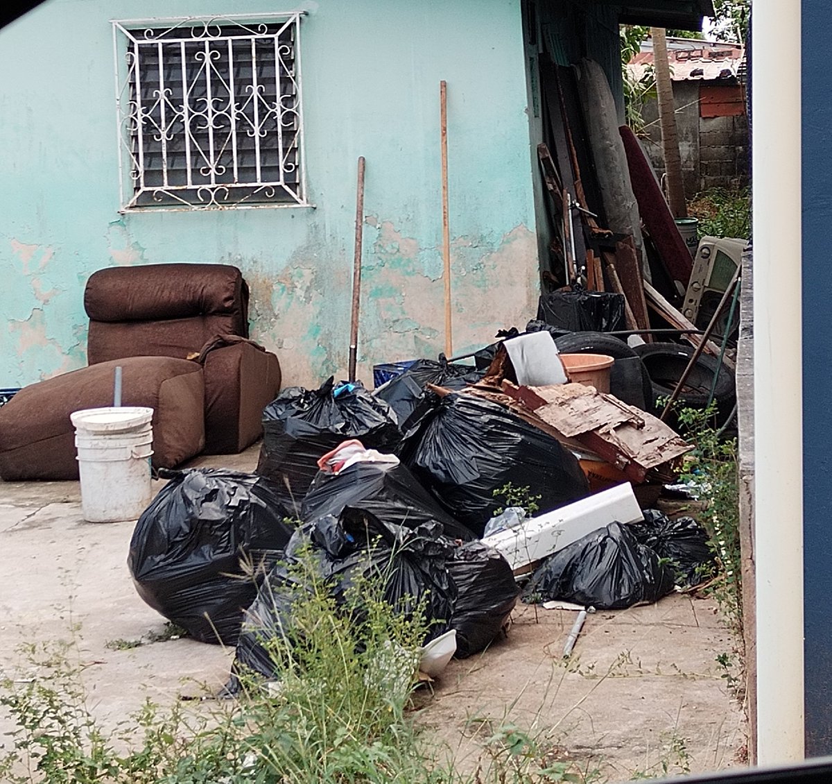 <a href="/AArraijan/">Alcaldia de Arraijan</a> <a href="/MINSAPma/">Ministerio de Salud de Panamá</a> <a href="/CastaliaPascual/">Castalia Pascual F.</a> sres. Res vista alegre calle 4ta norte frente al cuadro una casa que parece un cerro patacón hay que evitar el dengue. Por favor si mandan alguna autoridad