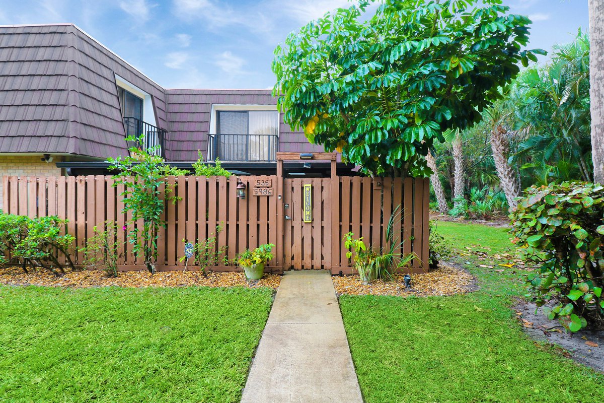 benchmark_grp's tweet image. #NewListing
Beautiful and impeccably maintained townhome in the popular #intracoastal neighborhood of River Pines in South Stuart.  Offered at $325,000

5986 SE Riverboat Dr
#StuartFL

For more info or to schedule a private showing please call Beth at 772-480-7089
 #realtor