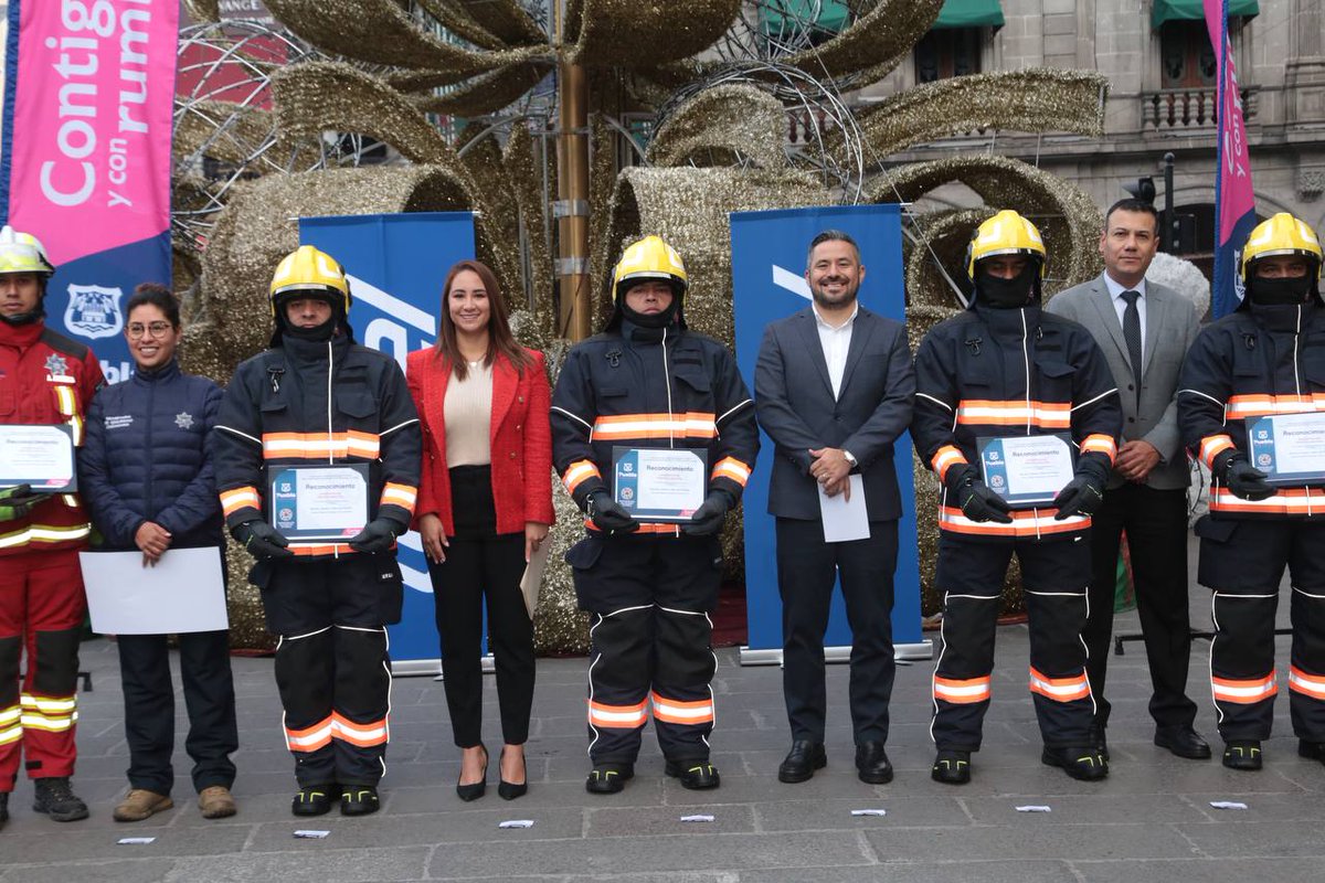 PueblaAyto's tweet photo. El alcalde @adandominguez reconoció el heroísmo de 16 elementos del Grupo Vulcanos de @PCPueblaCapital 🚒🧑🏻‍🚒, quienes el pasado 23 de agosto intervinieron en el incendio de la zona industrial.
 
¡Enhorabuena!, con su labor se mantiene a la ciudadanía segura y fuera de peligro 👏🏻. https://t.co/EoW37cLKpQ