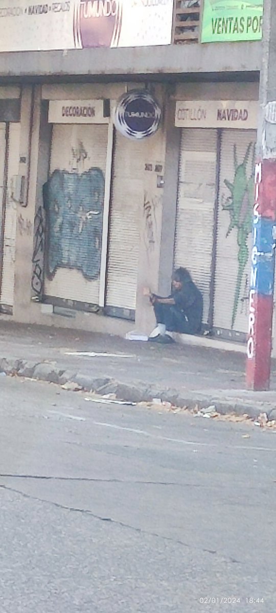 indiolivera's tweet photo. 50 minutos y 5 llamadas al 911 por una mujer mayor con problemas de salud mental... Ni el @Minterioruy , ni @midesuy dan respuesta o concurren... Triste realidad https://t.co/l8v9GKfofS