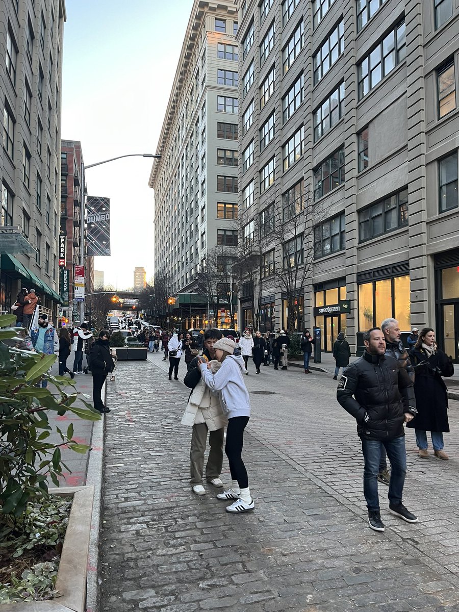 A sad and unsafe day for Dumbo when the Washington Open Street furniture gets put away for the winter. @LincolnRestler @NYC_DOT @dumbobrooklyn how do we make this open street year round?