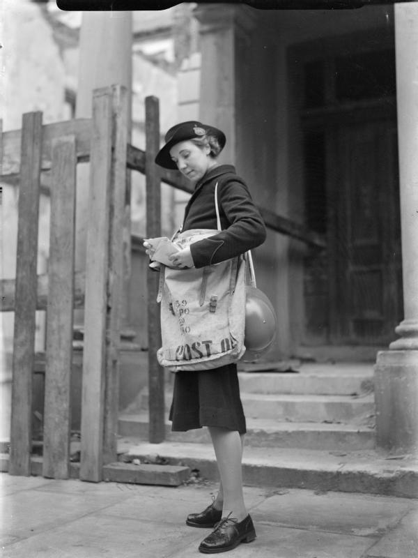 BritishHistorym's tweet photo. A postwoman checks the contents of her mail bag whilst on her round in London. Note that she also carries a steel helmet. 1941.
#britishhistory #keepcalmandcarryon #postwoman #homefront #Secondworldwar https://t.co/2qkxoorogJ