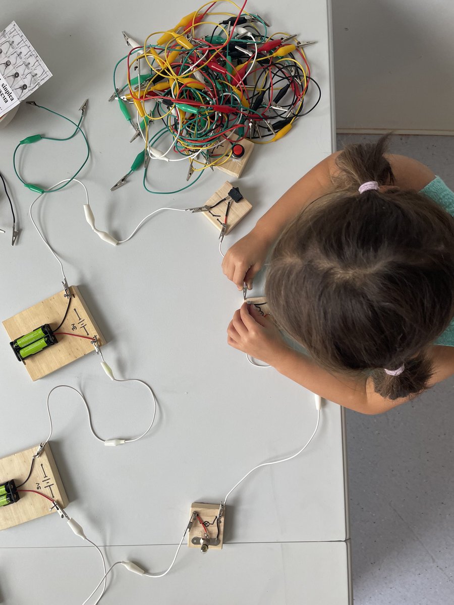 LibeSTEAM's tweet image. ¡Emocionada por estar inmersa en un nuevo proyecto educativo!🥰 Trabajando en simplificar el mundo de la electricidad para hacerlo accesible a todas las personas. Pronto compartiré más detalles. ¡ Atentas a las novedades! 💡⚡️ #ProyectoEducativo #ElectricidadSencilla #STEAM