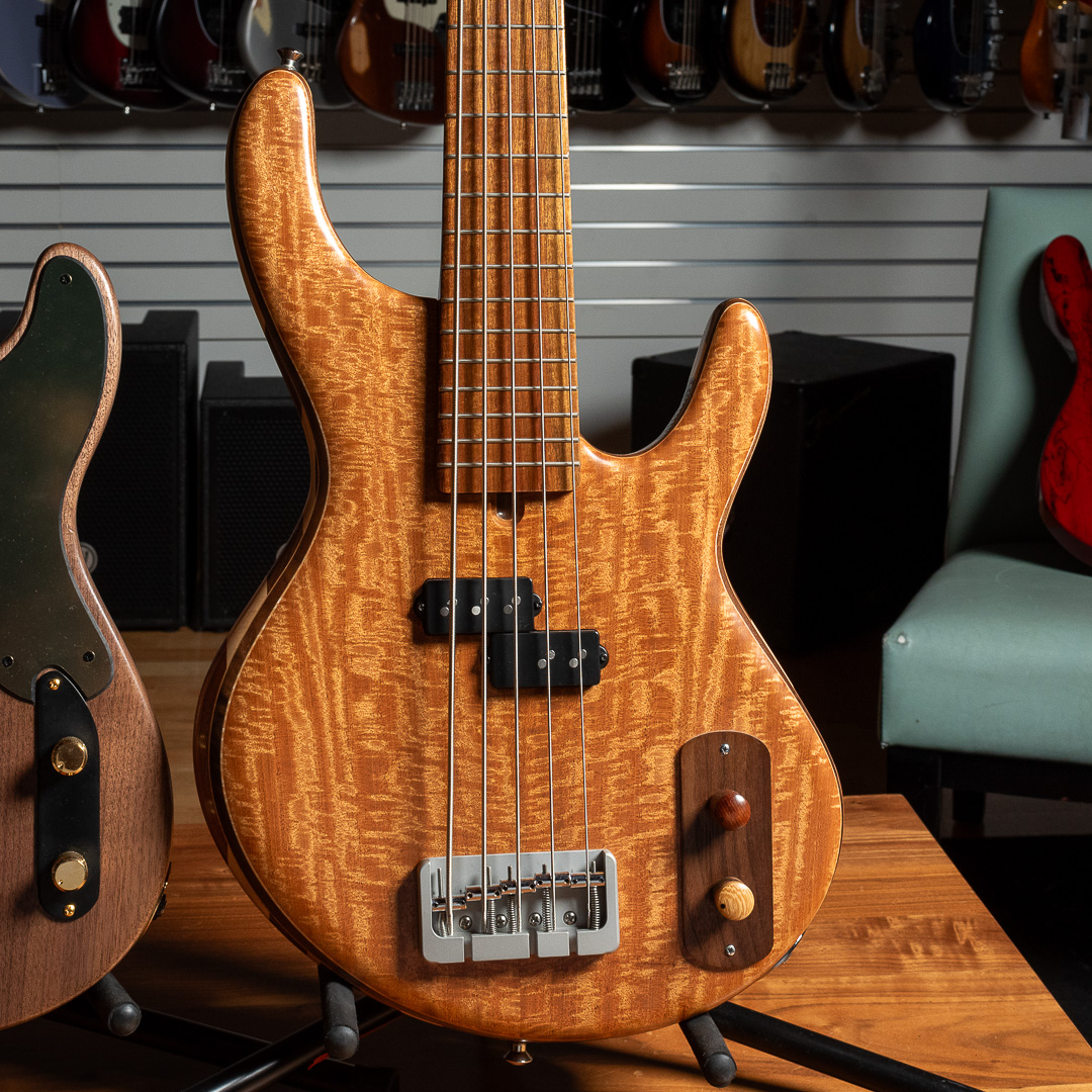 ChicagoMusicEx's tweet photo. Made right here in Chicago, LowDown Bass Guitars feature forward-facing designs! Come get a feel for yourself in the BASSment! https://t.co/XzC16kMr1T #chicagomusicexchange #thebassment #LowDownBass #Chicago #MadeInChicago #basstalk #bassplayer #CMElovestrades #gearybusey https://t.co/kts3O3aruu