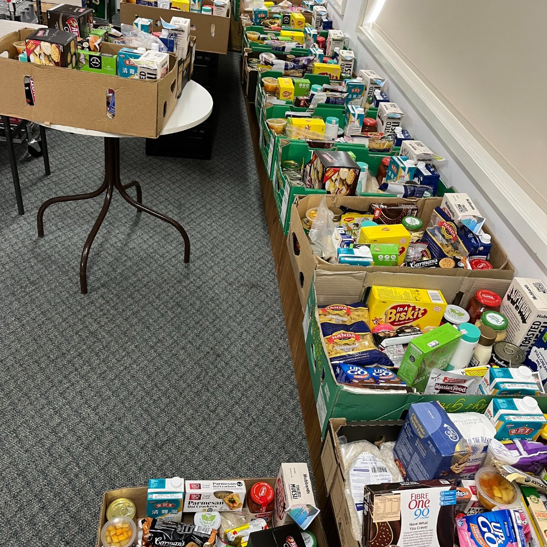 Incredible effort by Deane Street Food Pantry, which increased accessibility by allowing cars to drive through for hamper collection. Their outstanding service began during the COVID-19 pandemic, and they've decided to keep it going! Supported by SecondBite with food donations.❤️