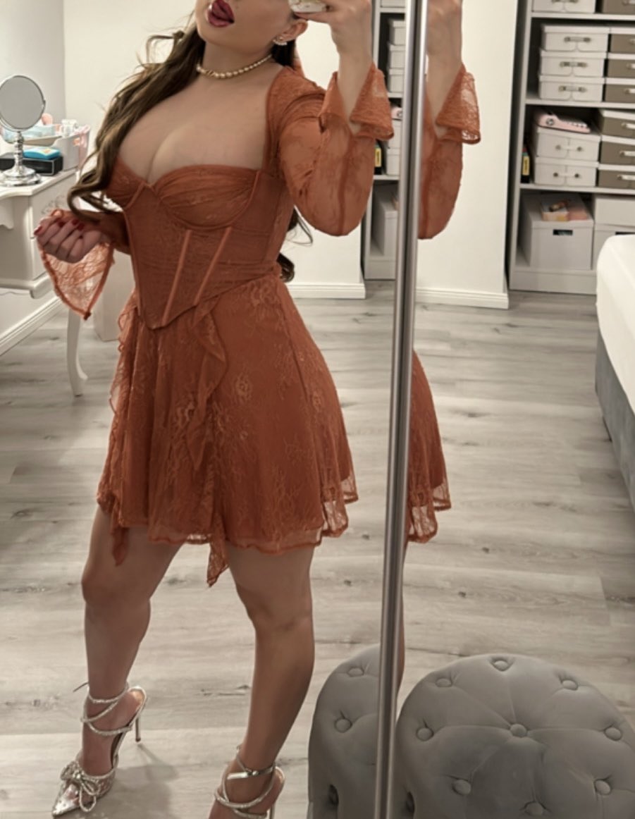 I'm a pretty girl.And pretty girls are never lonely or broke.🩷