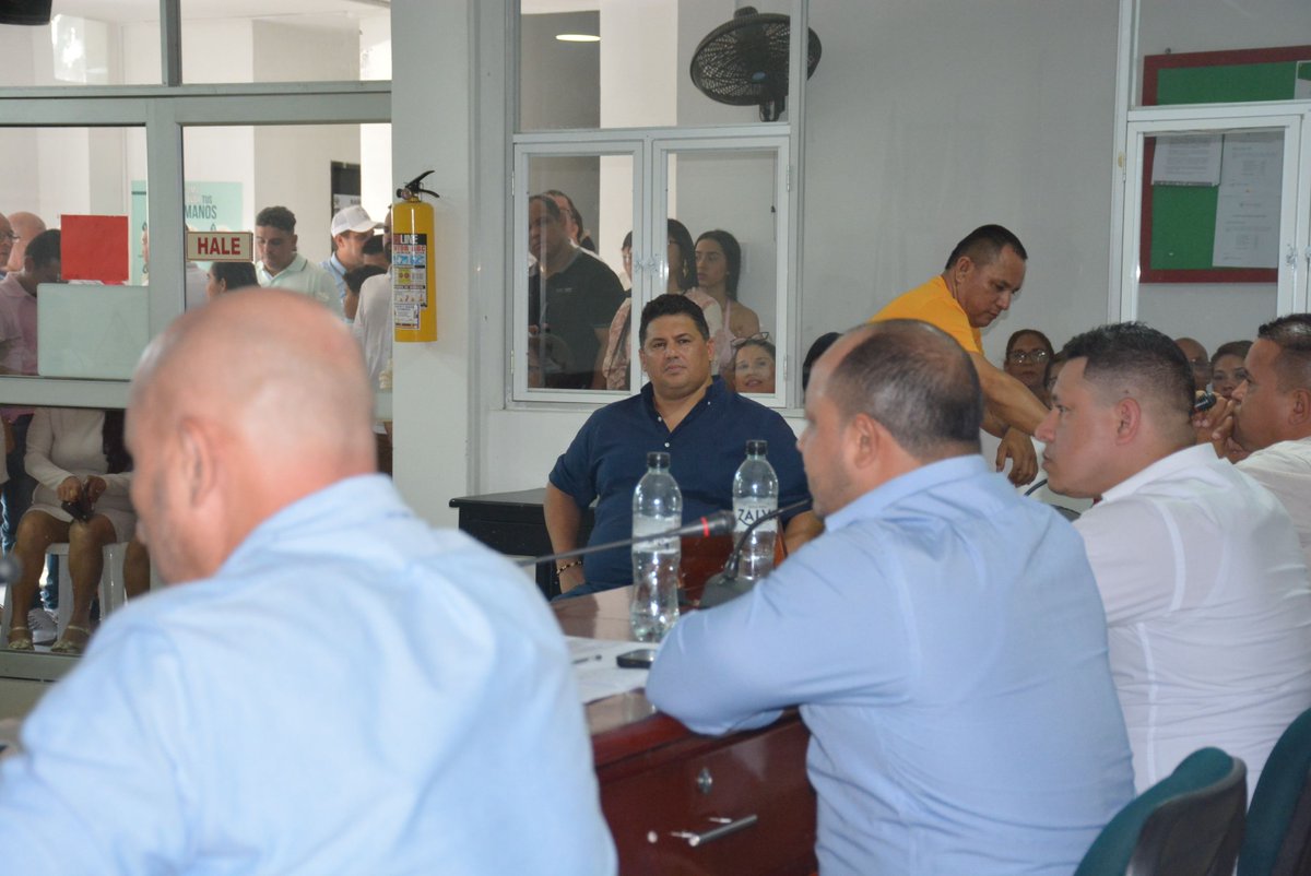 AlcaldiaBaranoa's tweet photo. El alcalde @edinsonpalmaj formalizó el inicio del período de sesiones del Concejo Municipal de Baranoa, resaltando la necesidad del trabajo en equipo para abordar la brecha social y satisfacer las necesidades básicas. https://t.co/iSouVJVG83