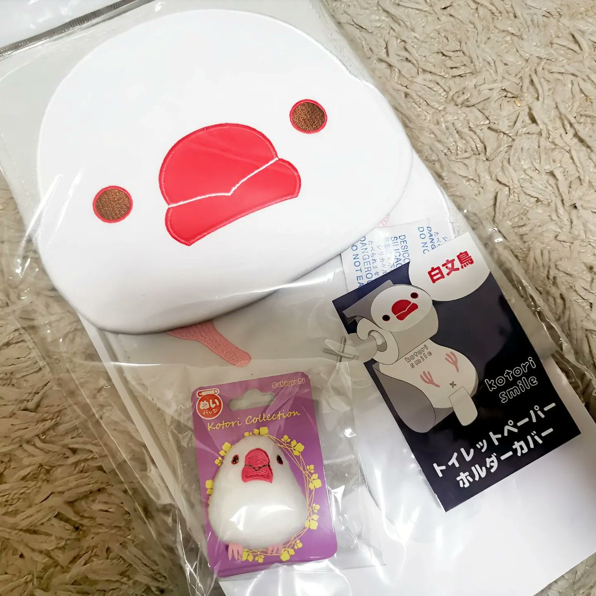 take28chiro's tweet photo. おはようございます☀

年始で買った文鳥グッズです🎶

🕊トイレットペーパーホルダーカバー
 (【新】にぎころ文鳥（白文鳥）)

🕊ぬいぐるみバッジ文鳥ホワイト
#文鳥 https://t.co/nnTypgAfoj