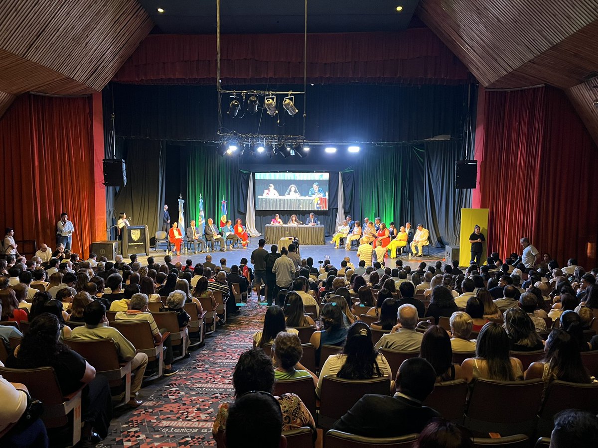 DaniRucciOK's tweet photo. #Ahora
🙌🏼Acompañamos al Intendente @CarlinKoopmann en la asunción de autoridades Municipales de la Ciudad de Zapala👏🏼
#elinterior #mpn #daniruccidiputada https://t.co/4U3A0oo7NH