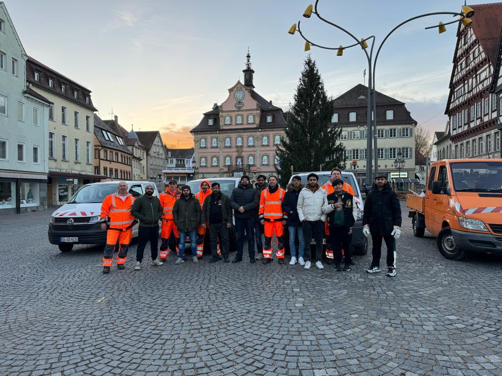 AMJ_Aalen's tweet photo. Am 1. Januar 2024 setzte die Ahmadiyya Muslim Jamaat nach einer langen Silvesternacht aus tiefster religiöser Überzeugung eine landesweite Putzaktion in Gang. Inspiriert von den Lehren des Propheten Muhammad, Frieden und Segen Allahs sein auf ihn,
#Ahmadiyya #Islam #Neujahrsputz https://t.co/LaSCoPUCfG
