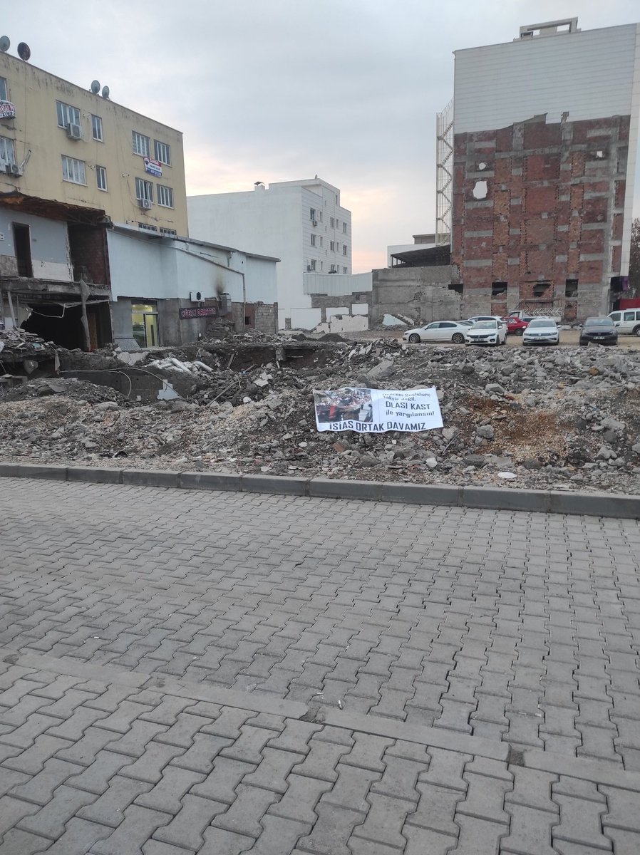 Seni tabutla elimize verdikleri yerdeyim annem!
Yanındaki  binalar sapasağlam ayaktayken, isias kum yığını!5 gündü sadece beş gün! koruyamadınız çocuklarımızı,  onlara adalet borcunuz var!!!
#isiasolasıkast