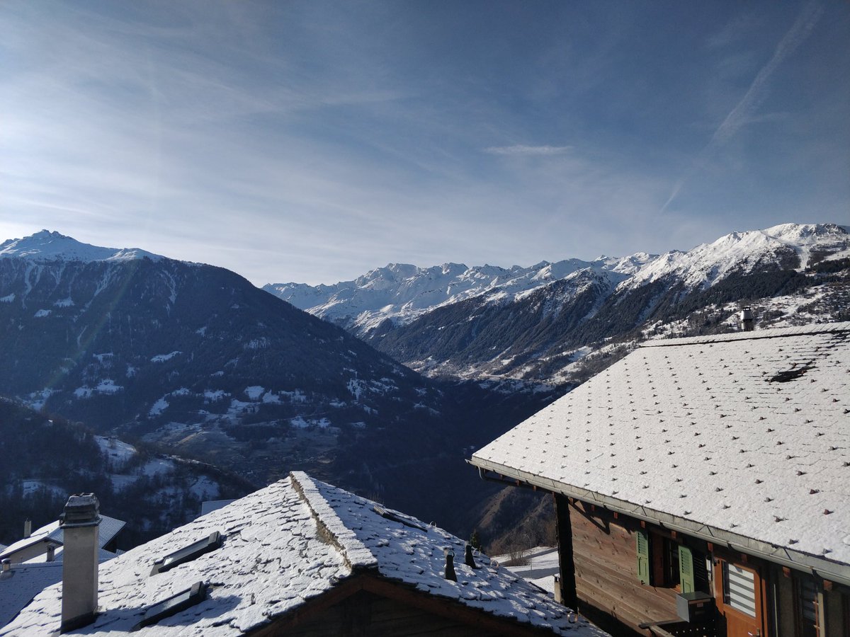 What a start to the new year 🎆 Sledging, a small chalet party with snowfall at midnight and thermal baths with sauna and mountain views on New Year's Day. Still in love with the Swiss Alps 🇨🇭