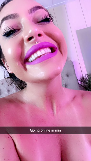 Going online in min 💞 https://t.co/bsgHmxMSsd