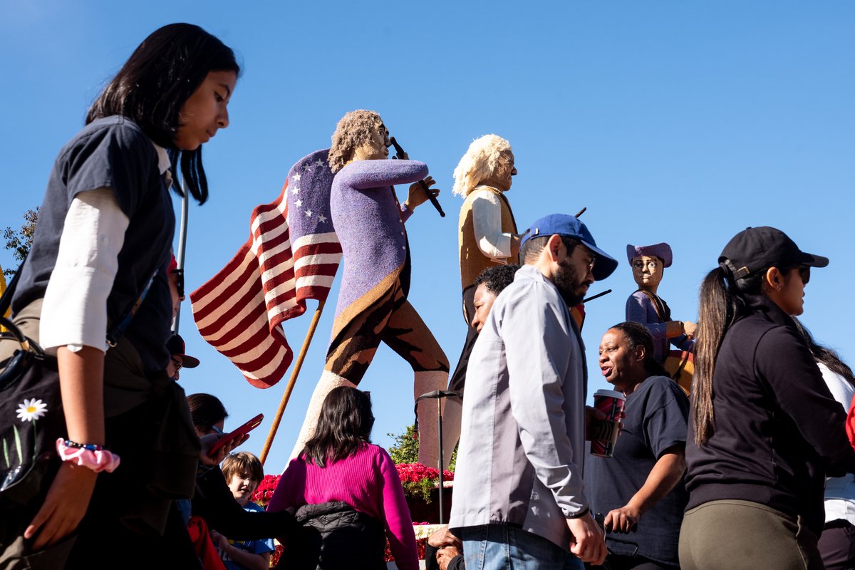 vidcrane's tweet photo. Visitors saw the #RoseParade floats up close at #Floatfest on Tuesday. Visitors could view the Rose Parade floats up close along Sierra Madre and Washington Boulevards in #Pasadena. #rosefloats https://t.co/TTI6rSIPGD