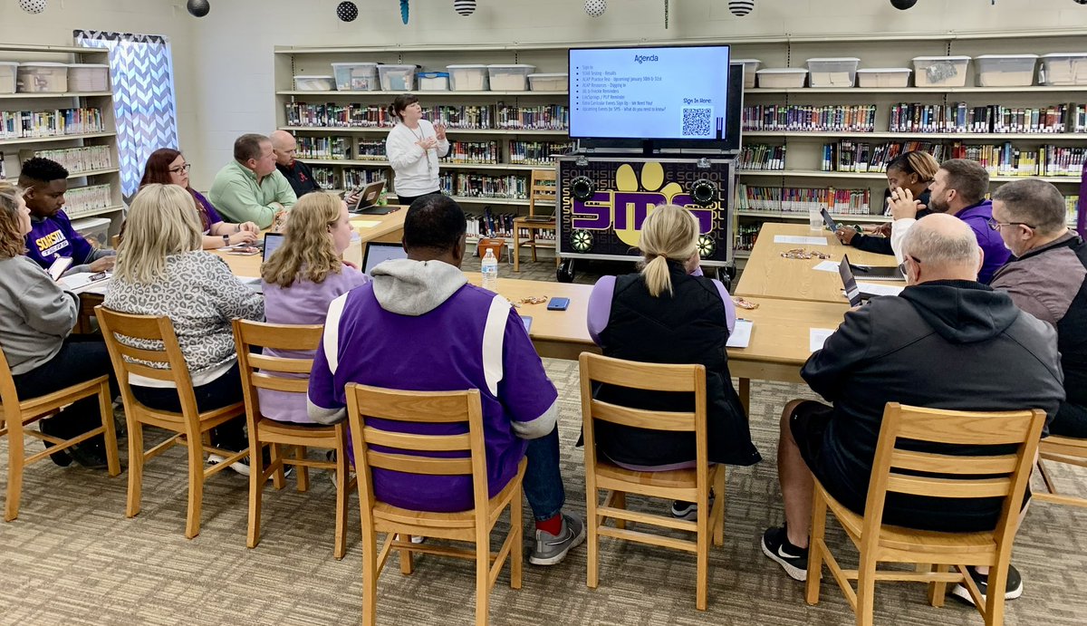 Spencer_1009's tweet photo. SMS used our @huddlbox to kick off 2024 with professional learning and data meetings today! It’s a great tool for presenting & engaging staff anywhere you need it! #nassp #aassp #aamsp https://t.co/dW25AUxQJZ