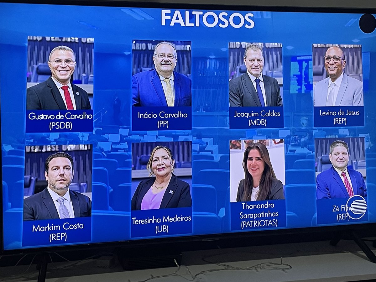 SuzyPecas's tweet photo. deixar registrado aqui os 16 vereadores que por estarem de férias/recesso não compareceram à sessão extraordinária na câmara municipal de EXTREMA IMPORTÂNCIA p/tentar dar uma resposta à crise na saúde pública de Teresina. 2024 é ano de eleição bom lembrar disso na hora de votar https://t.co/UCRf16VJU8