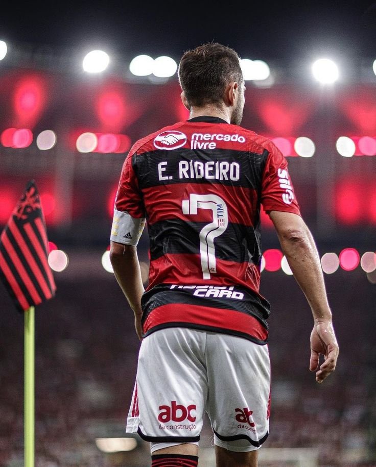 yannecrispim's tweet photo. Se eu falar que não senti a saída do Everton, vou estar mentindo pra caralho. Pessoalmente, é meu maior ídolo dessa geração.

Mais do que um gênio em campo, ER7 é um sujeito admirável também fora das quatro linhas. Pai de dois rubro-negros ferrenhos, quase remadores.

Peça fundamental, inestimável, de uma das maiores Eras da nossa história. Capitão de duas Glórias Eternas, figurinha do Hepta e do Octa.

Se hoje cantamos que a “Copa do Brasil eu tenho 4”, é porque você quis vestir o Manto Sagrado com o número 7. 

Curiosamente, mesmo 7 do seu número de anos no nosso Flamengo.

E se o 7 é realmente o número da perfeição, prefiro acreditar que nossa trajetória acaba no momento certo. Doeria demais ver você sendo feito de bode expiatório por lunáticos.

A sua idolatria, conquistada e imposta no campo, não me permitirá jamais desrespeitar e diminuir seus feitos. Com o tempo, sei que mais enxergarão isso.

Me despeço com a certeza de que não precisaria acabar aqui, mas já que acabou, também não restam lamentações. Como poderia? Você zerou o jogo, Capita.

Obrigada. Por tudo. Que você seja muito feliz na sua nova trajetória, mas um pouco menos do que foi aqui.