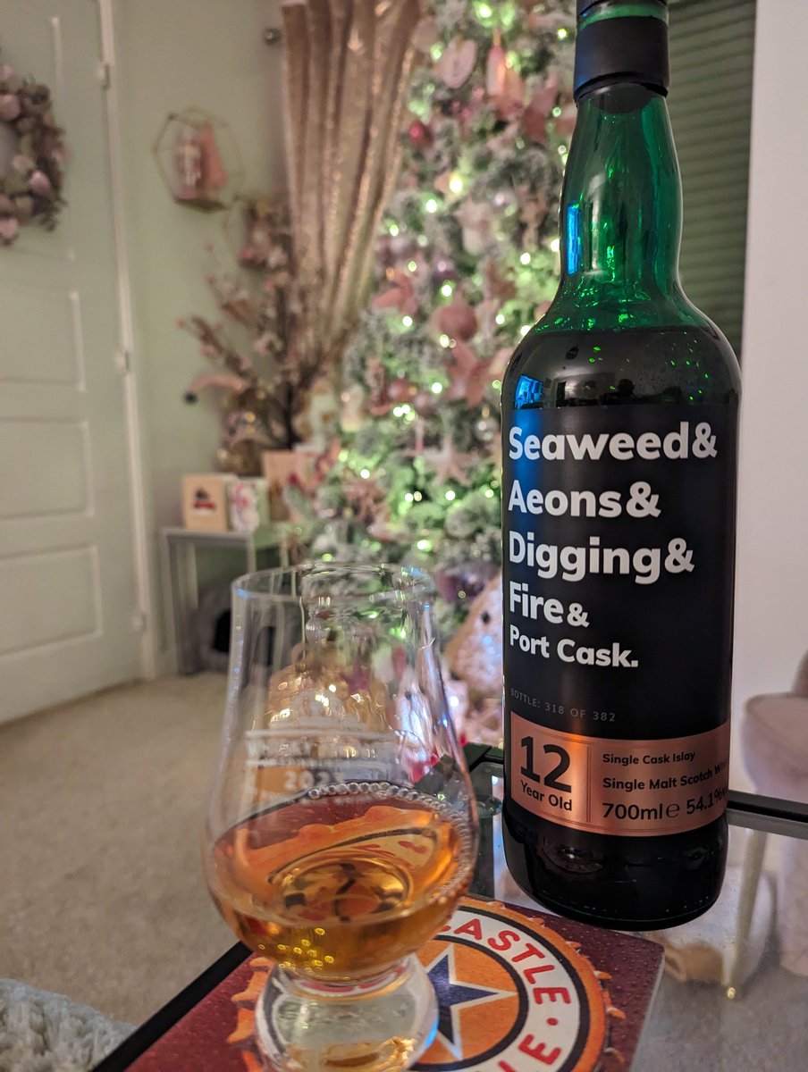 Finally opening my #whiskysanta bottle courtesy of @MasterOfMalt. 12yo Islay with Port Cask finish at 54.1% ABV. 

Classic Islay tones of maritime sea salt, something reminding me of coastal fresh muscles, mixed in with sweet berries and a long smokey, ash BBQ, sweet finish.