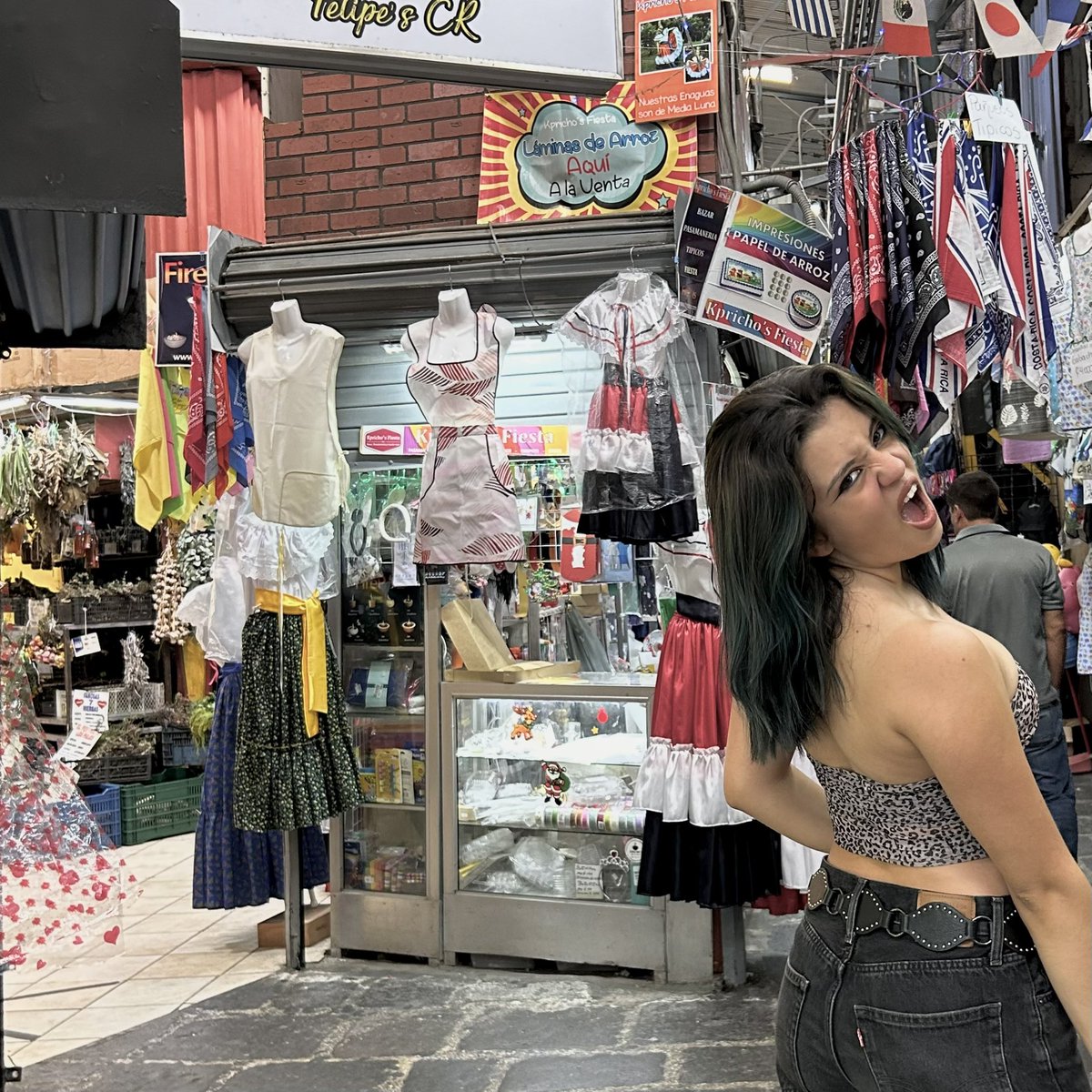 Sirviendo cuca en el mercado central