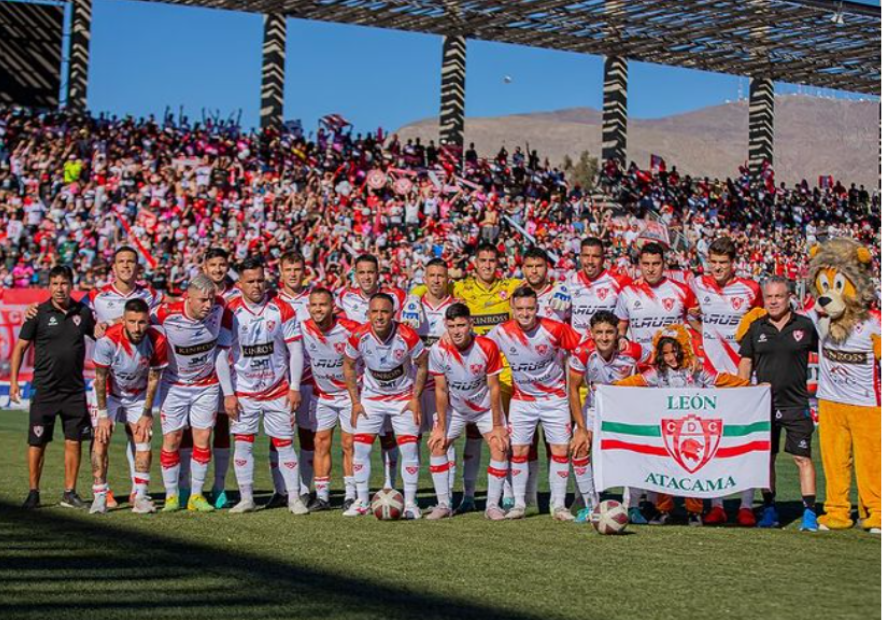PrensaFutbol's tweet photo. ⚪️🔴 Tres nuevos nombres y una docena de bajas: Deportes Copiapó reestructura su plantel para el 2024 bajo las órdenes de un renovado Ivo #Basay. https://t.co/vPhKGEDi2f https://t.co/kEapBVQxwm