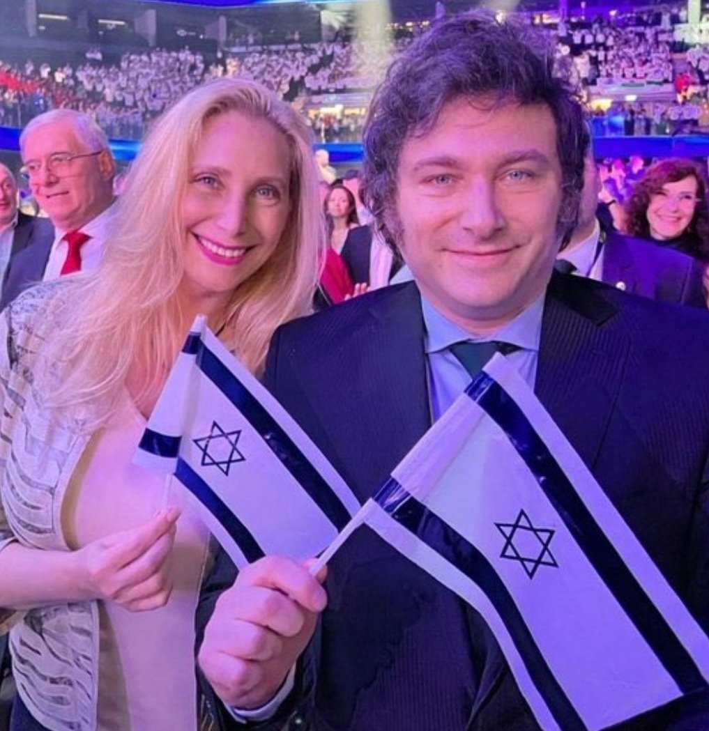 BiondiniAR's tweet photo. Los Argentinos debemos estar muy atentos a la evolución del conflicto en Oriente Medio. Es probable que una formidable coalición militar marque el fin en algún momento del régimen de ocupación israelí.
Su eventual desaparición activará el Plan B establecido en el libro de Teodoro Herzl, fundador y fuente estratégica y doctrinaria del sionismo, que no es otro que la ocupación de una zona clave de Argentina como su "tierra prometida". (SIC)
Cuidado, hoy tenemos un presidente claramente involucrado  con los objetivos de un estado extranjero, Israel, e integrante de una organización sionista internacional. La derogación de la Ley de Tierras, un crimen de Lesa Patria, pone a nuestra Soberanía Nacional a merced de que cualquier capital e intereses foráneos puedan hacerse de inmensas superficies y riquezas sin limitación alguna. Recordemos el proceso de colonización y usurpación de Palestina. 
Antes que sea demasiado tarde: ¡Despertemos y defendamos a nuestra Patria! 🇦🇷