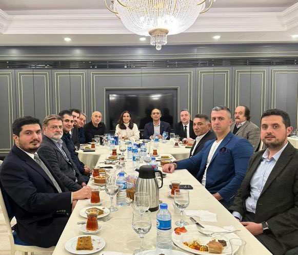 A_HakanAgaoglu's tweet photo. DEVA Partisi İstanbul Milletvekilimiz @RizvanogluEvrim ,il yönetim kurulu üyeleri, 2. Bölge ilçe başkanlarımız ve belediye başkan adaylarımız ile birlikte akşam yemeğinde bir araya geldik.

Gündemimizde yaklaşan yerel seçim ve #DEVABelediyeciliği vardı. 
Sayın vekilimize daveti için teşekkür ederim.
@alibabacan 
@devapartisi 
@istanbuldadeva