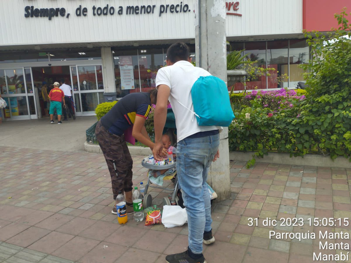 IntriagoMiranda's tweet photo. 📍En #Manta y #Montecristi el equipo técnico del servicio de Humanidad Humana, en convenio con la Fundación Colón Muñoz, realizan recorrido y abordajes a familias extranjeras, en situación de calle y vulnerabilidad. 👨‍👩‍👧‍👦
#ElNuevoEcuador https://t.co/48YFu0MZju
