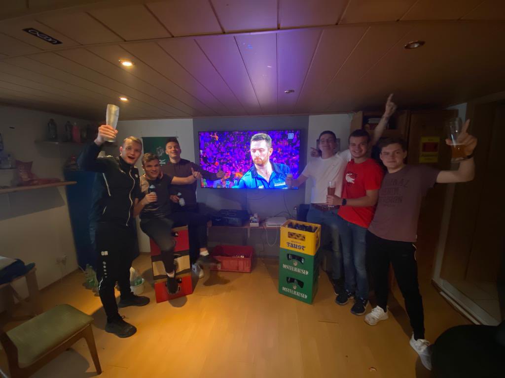 cresus180's tweet photo. Was ein Spiel, Wahnsinn! #dartzn https://t.co/CbkmE4Z9KE