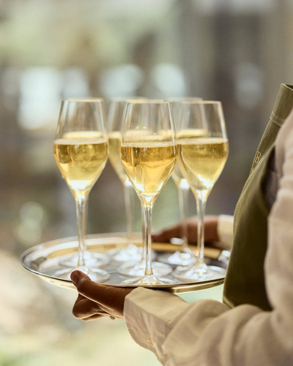 Hosting a gathering? Greet your guests with a glass of Cloudy Bay Pelorus to welcome them in and set the tone for your event. 🥂 ​

Please enjoy responsibly.⁣ 
#CloudyBay #Pelorus #NewZealand