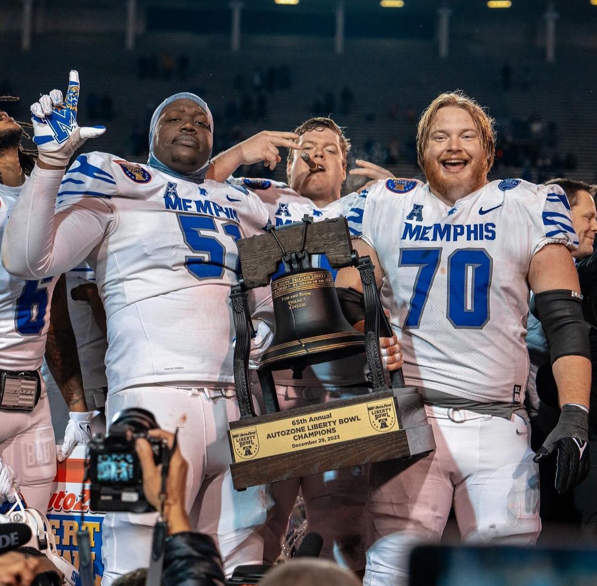 #AMDG Blessed to get an opportunity to play for the Tigers in Memphis! Thank you @CoachBradSalem and @Coach__Myers ! @Memphis_Rivals @Perroni247 @BHoward_11 @EyesOfTigerFan @STRAKEJESUITFB