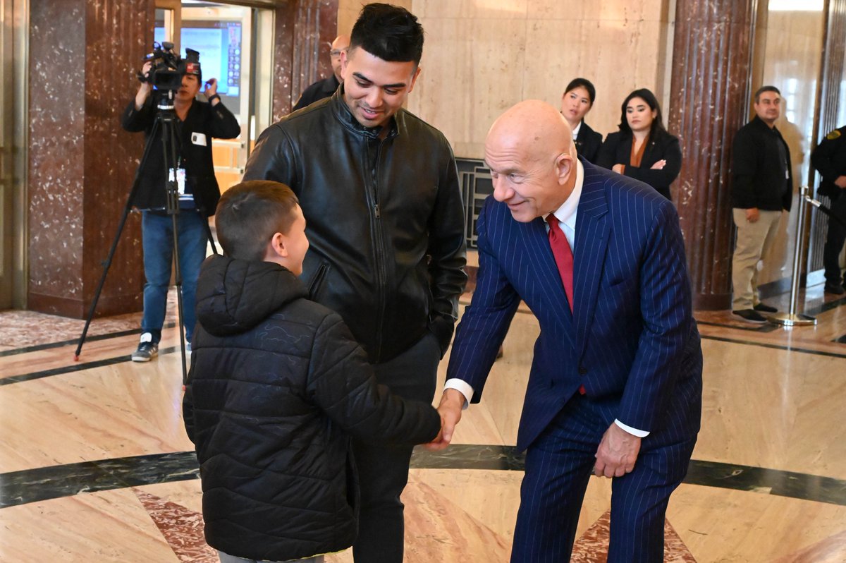 houstonpolice's tweet photo. We were proud to join @houmayor John Whitmire as he opened the doors and welcomed Houstonians to city hall this afternoon.  He listened to their suggestions on how to better serve Houston. https://t.co/kuIG4FISPS