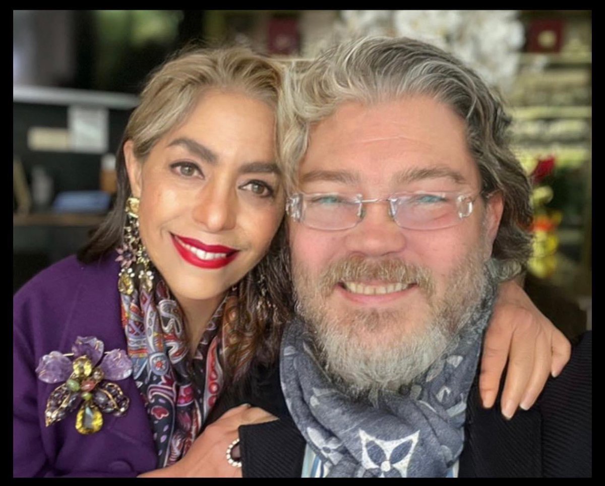 Christophechoo's tweet photo. 😂😂😂 Diving into 2024 with a ‘photoshopped’ twist on the classic look! 🎨🧔 Do you think I should make this beard a reality or keep it virtual? I say NO!!! 😱😱😱😁👍 #PhotoshopFun #BeardGlowUp #VirtualMakeover #ToBeardOrNotToBeard2024 https://t.co/wdAM6ceunR