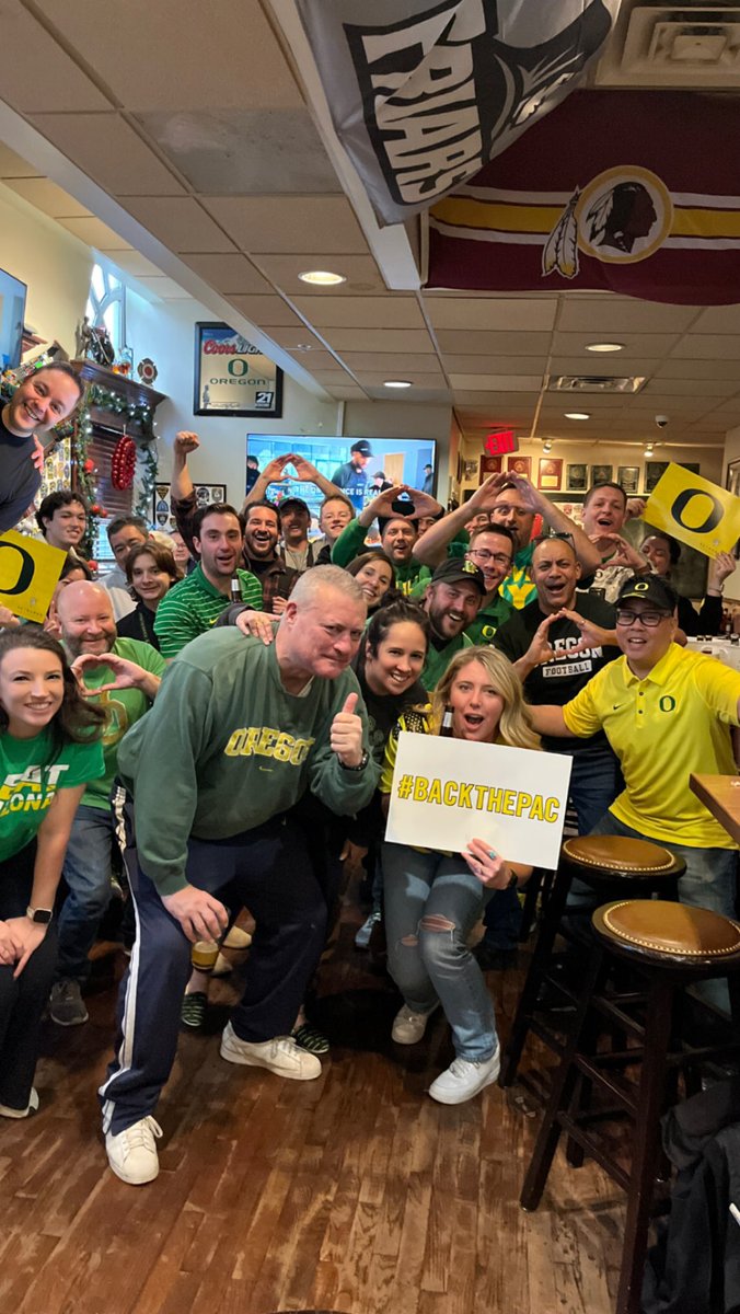 We had a great time watching @oregonfootball beat Liberty in the @Fiesta_Bowl. Thanks to @IrishChannelPub and all of our @UOAlumni for an amazing season!