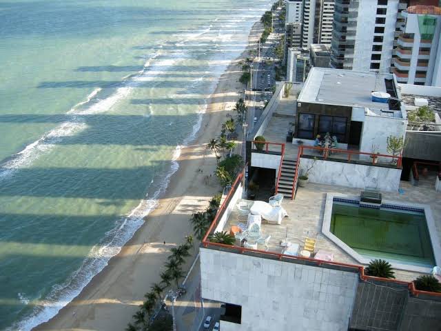 Rafael5585's tweet photo. @4i20Luizinho @WOneNovaHera Orla de Boa Viagem com uma sombra enorme a tarde. Mas a esquerda nao reclama. Hipocrisia reinando. https://t.co/B2dx6MXTaZ