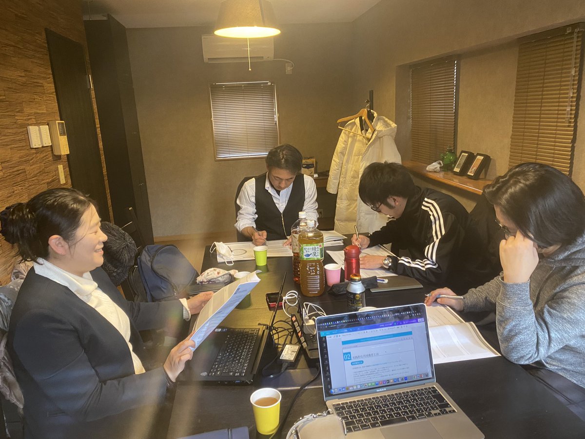 Co__parenting's tweet photo. 本日は古賀ちゃん事務所にて親共育講座の開催✨
　
とあるお父さんが作ってきてくださったお節料理をみんなで食べるランチタイムなうです🥰 https://t.co/RdeIJDtohT