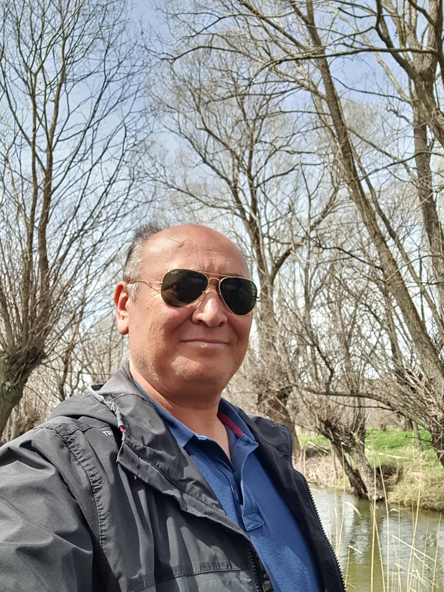 Susarak yaşanır bazen... 
Özlerken doğanın kucağında
Sessizce ağaçların altında
Sessiz olmak hissetmek için belki
Yüreğe ateş düşmezmiş.
Gürültüde anlamı olmazmış sevginin 
Güne yeni bir umutla başlarız
Doğan güneşin ışıkları ile birlikte...