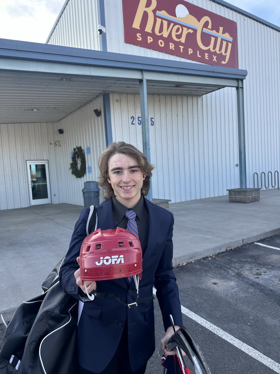 First season of high school hockey ever in Grand Junction - 3rd game of the year, I’m honored to be named player of the game.  Hard work continues to pay off.
#hockey #caprockeagles #2027