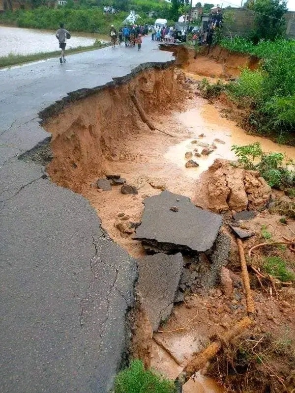 TyphoonTCX's tweet photo. Situational Report No. 2 on STS #Alvaro over #Madagascar🇲🇬
4,500 people in #Menabe, #AtsimoAndrefana, #HauteMatsiatra affected; 8 homes wrecked - 6 in #Manja, 2 in #Fianarantsoa. Part of RN7 in #Mahazengy collapsed due to heavy rains. No casualties reported.
#tropics #wxtwitter https://t.co/YwBSBZbIyH