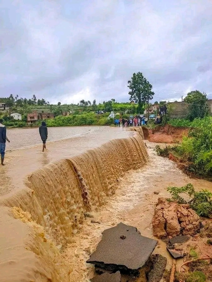 TyphoonTCX's tweet photo. Situational Report No. 2 on STS #Alvaro over #Madagascar🇲🇬
4,500 people in #Menabe, #AtsimoAndrefana, #HauteMatsiatra affected; 8 homes wrecked - 6 in #Manja, 2 in #Fianarantsoa. Part of RN7 in #Mahazengy collapsed due to heavy rains. No casualties reported.
#tropics #wxtwitter https://t.co/YwBSBZbIyH