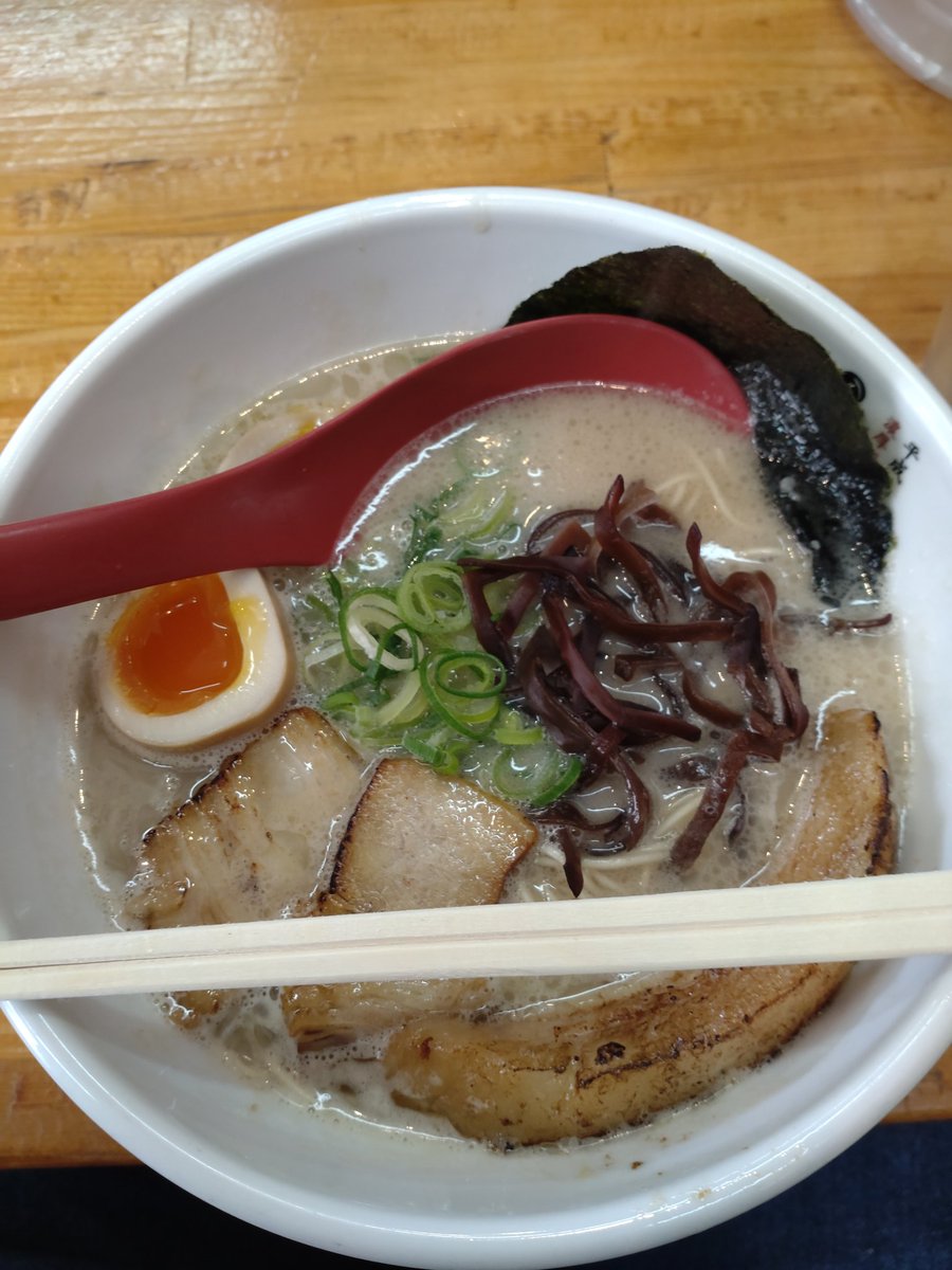 Turami77's tweet photo. 濃厚豚骨にめっちゃ分厚いとろとろのチャーシューが最高でした!
ごちそうさまです(*˙˘˙*)ஐ
#弦流
#加古川ラーメン
#genryu https://t.co/RhmuXqVQEn