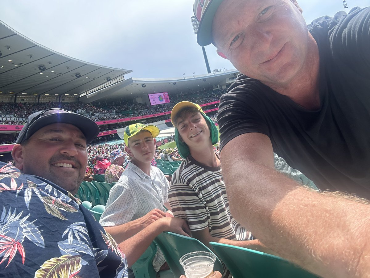A couple of <a href="/MentoneCC/">Mentone Cricket Club</a> legends and me and Nath. #PinkTest #AUSvPAK <a href="/peteduffy39/">Peter Duffy</a>