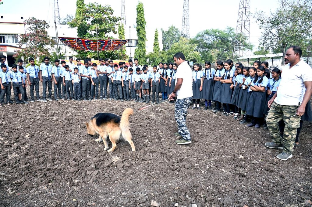 महाराष्ट्र पोलीस दलाच्या वर्धापन दिनानिमित्त <a href="/SP_Washim/">वाशिम पोलीस - Washim Police</a> येथे 'रेझींग डे सप्ताहा'चे आयोजन करण्यात आले. त्यावेळी शालेय विद्यार्थ्यांना पोलीस कार्यपद्धती व विविध शाखांच्या कामकाजाबाबत मार्गदर्शन करण्यात आले.
#Raising_day

<a href="/IGP_AmtRange/">IGP AMRAVATI RANGE</a> <a href="/DGPMaharashtra/">महाराष्ट्र पोलीस - Maharashtra Police</a> <a href="/maharashtra_hmo/">HMO Maharashtra</a> <a href="/InfoWashim/">जिल्हा माहिती कार्यालय वाशिम</a>